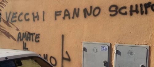 Scritta fascista apparsa sui muri di Ostia Antica