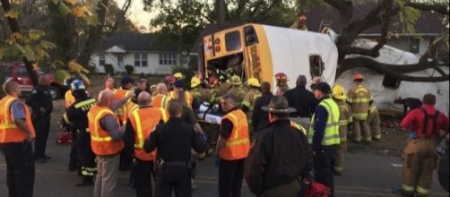 Usa, scuolabus si schianta in Tennessee: i soccorsi sul luogo dell ... - repubblica.it