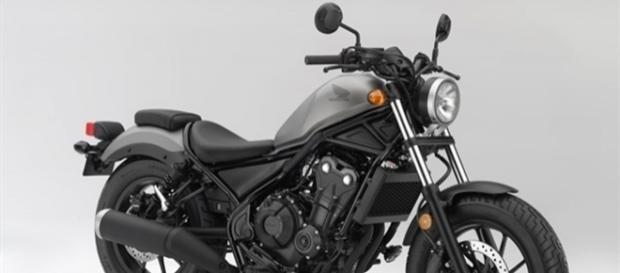 A Honda Rebel 500 tem o mesmo motor de dois cilindros da família CB 500 A Honda Rebel 500 tem o mesmo motor de dois cilindros da família CB 500