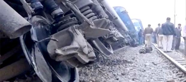 Aumenta o número de mortos na Índia após descarrilamento de trem Aumenta o número de mortos na Índia após descarrilamento de trem