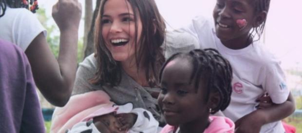 Bruna Marquezine brinca com crianças refugiadas em São Paulo Bruna Marquezine brinca com crianças refugiadas em São Paulo