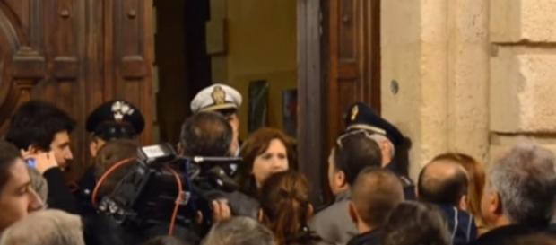 Contestazione dei cittadini siracusani ieri sotto Palazzo Vermexio Contestazione dei cittadini siracusani ieri sotto Palazzo Vermexio