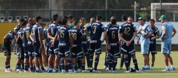 Elenco palmeirense reunido com o técnico Cuca na Academia de Futebol (Foto: Cesar Greco/Ag Palmeiras/Divulgação) Elenco palmeirense reunido com o técnico Cuca na Academia de Futebol (Foto: Cesar Greco/Ag Palmeiras/Divulgação)