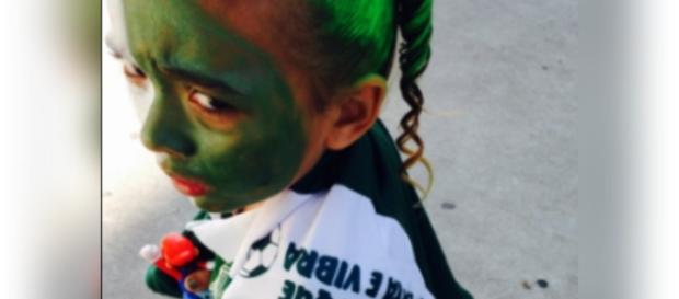 Menina é barrada na entrada do estádio por ter o rosto pintado Menina é barrada na entrada do estádio por ter o rosto pintado