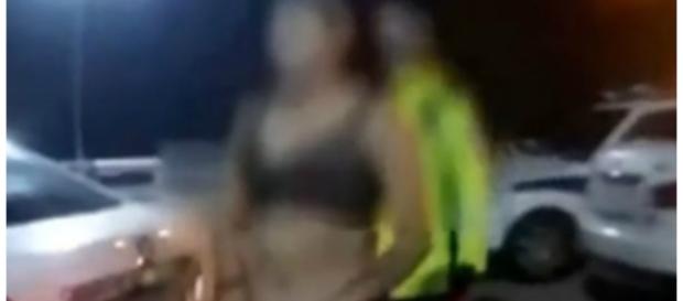 Mulher tentou convencer os policiais. Mulher tentou convencer os policiais.