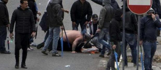 Primi soccorsi a Ciro Esposito dopo l'agguato a Ponte Milvio Primi soccorsi a Ciro Esposito dopo l'agguato a Ponte Milvio