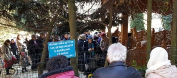 Românii care se roagă la mormântul lui Arsenie Boca Românii care se roagă la mormântul lui Arsenie Boca