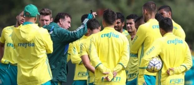 Técnico Cuca reunido com elenco na Academia de Futebol (Foto: Cesar Greco/Ag Palmeiras/Divulgação) Técnico Cuca reunido com elenco na Academia de Futebol (Foto: Cesar Greco/Ag Palmeiras/Divulgação)