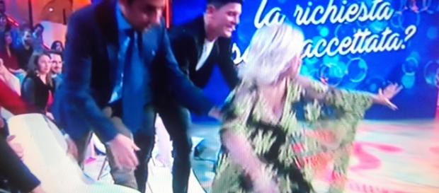 Tina Cipollari cade in studio dopo aver litigato con Gemma Tina Cipollari cade in studio dopo aver litigato con Gemma