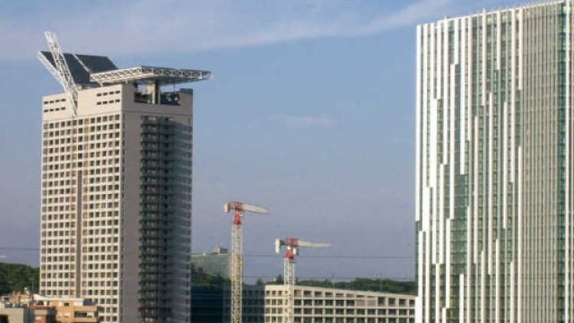 Base jumper si lanciano dall'Eurosky Tower di Roma.