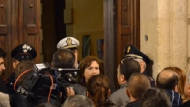 Contestazione dei cittadini siracusani ieri sotto Palazzo Vermexio