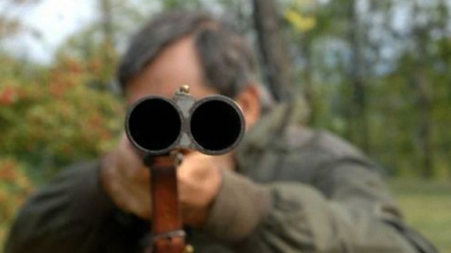 L'uomo &egrave; stato raggiunto da una raffica di pallini anche sul volto.