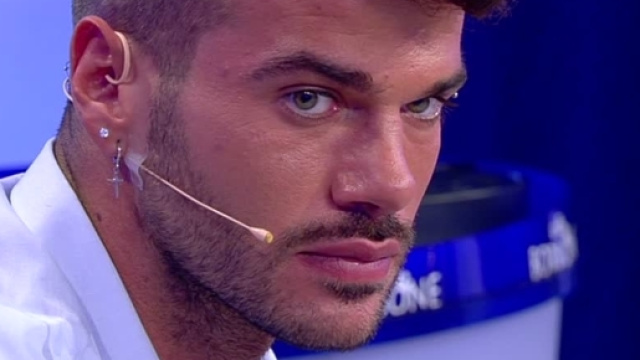 Uomini e donne replica oggi 22-11