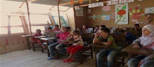 I bambini siriani nella scuola del campo profughi di Tel Abbas