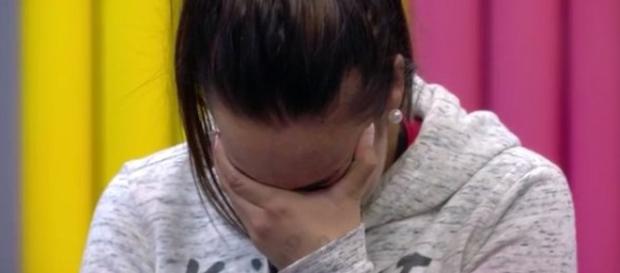 Adara llora en el vestidor tras los ataques de Bea y Simona Adara llora en el vestidor tras los ataques de Bea y Simona