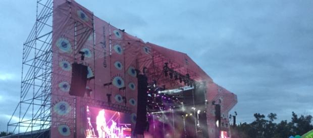 Al caer la noche en el escenario Doritos, Edward Sharpe hizo la delicia de los asistentes Al caer la noche en el escenario Doritos, Edward Sharpe hizo la delicia de los asistentes