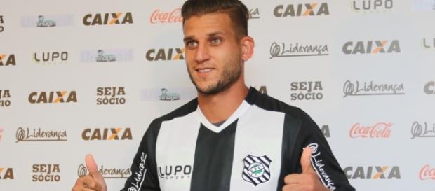Rafael Moura chegou ao seu quarto rebaixamento, desta vez com a camisa do Figueirense Rafael Moura chegou ao seu quarto rebaixamento, desta vez com a camisa do Figueirense