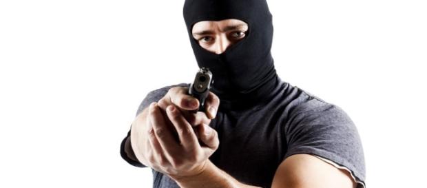 Sob ameaça de arma de fogo, casal de idosos é assaltado e agredido Sob ameaça de arma de fogo, casal de idosos é assaltado e agredido