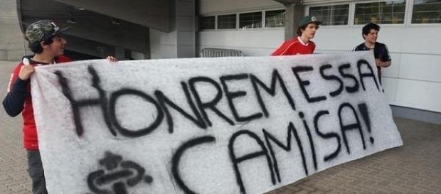 Torcida do Inter têm se revoltado com a situação do time em 2016 Torcida do Inter têm se revoltado com a situação do time em 2016