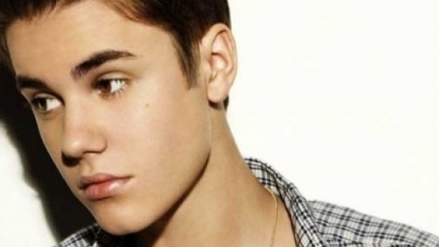 Justin Bieber colpisce al volto un suo ammiratore