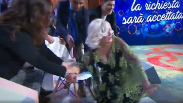 Selfie, frame video della caduta di Tina Cipollari durante la lite con Gemma. Successivamente la Cipollari si scontra con Katia Ricciarelli