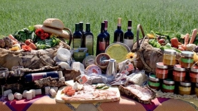 Un tavolo con i prodotti tipici toscani