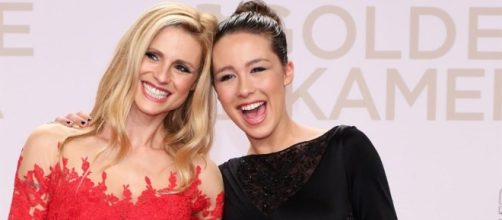 Michelle Hunziker e Aurora Ramazzotti, red carpet abbracciate ... - vanityfair.it