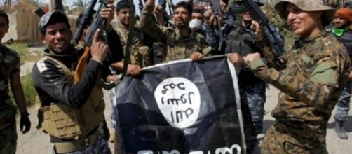 Miliziani dello Stato islamico con la bandiera nera.