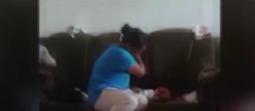 Vídeo mostra bebê sendo espancado pela própria mãe.