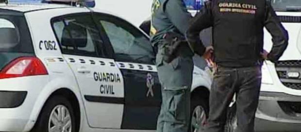 Efectivos de la Guardia Civil actuando en la detención Efectivos de la Guardia Civil actuando en la detención