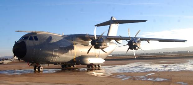 El primer A-400M en la plataforma de vuelo de Zaragoza. El primer A-400M en la plataforma de vuelo de Zaragoza.