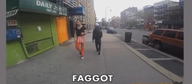 Em um dos momentos do vídeo, Dennis é chamado de "faggot" Em um dos momentos do vídeo, Dennis é chamado de "faggot"