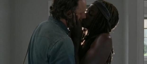 Il bacio tra Michonne e Rick nell'episodio 7x05 Il bacio tra Michonne e Rick nell'episodio 7x05