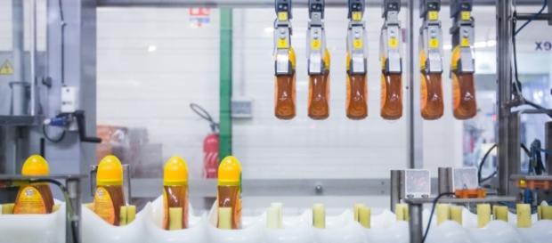 La faible procuction Française, due à la mort de 70 % des abeilles, ouvre le marché aux miels de Chine et d'Amérique, et aux chaines robotisées La faible procuction Française, due à la mort de 70 % des abeilles, ouvre le marché aux miels de Chine et d'Amérique, et aux chaines robotisées
