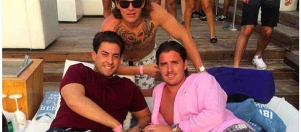 Louis Harris (de rosa) e David Butlin (sem camisa) foram acusados de estupro Louis Harris (de rosa) e David Butlin (sem camisa) foram acusados de estupro