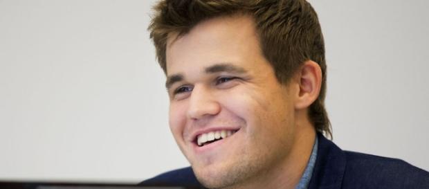 Magnus Carlsen gleich aus - jetzt ist wieder alles offen bei der Schach-WM Magnus Carlsen gleich aus - jetzt ist wieder alles offen bei der Schach-WM