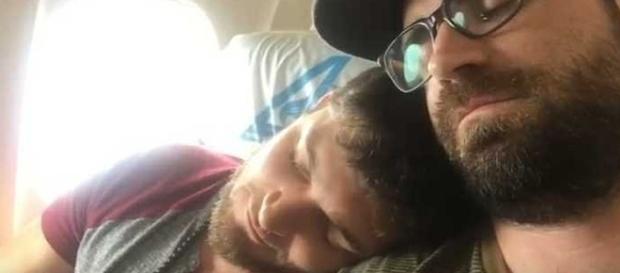 Norte americanos viralizam na net após fazerem vídeo mostrando que não são homossexuais Norte americanos viralizam na net após fazerem vídeo mostrando que não são homossexuais