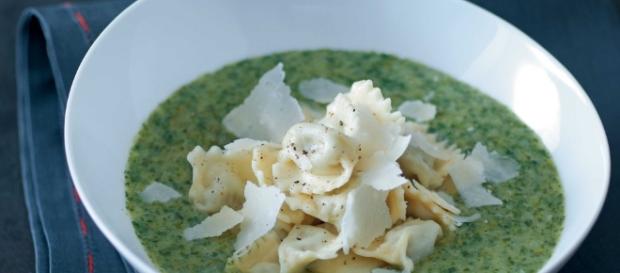 Ricetta Ravioli del plin con vellutata di lattuga ed erbe ... - cucchiaio.it Ricetta Ravioli del plin con vellutata di lattuga ed erbe ... - cucchiaio.it