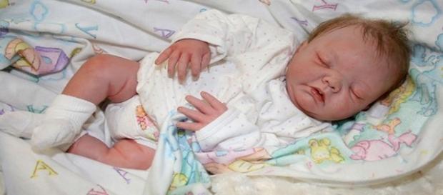 una bambola reborn, sembra un bimbo una bambola reborn, sembra un bimbo