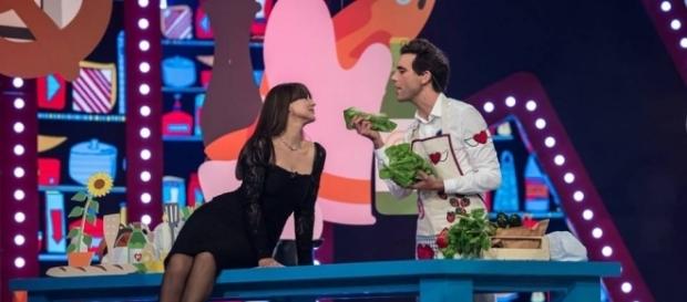 Una sensuale Monica Bellucci protagonista d un siparietto con Mika Una sensuale Monica Bellucci protagonista d un siparietto con Mika
