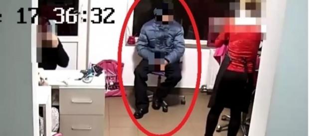 Uomo colto sul fatto nell'esercizio commerciale Uomo colto sul fatto nell'esercizio commerciale