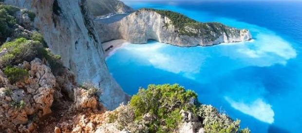 Vista do alto de 'Navagio Beach', a praia mais linda do mundo na ilha de Zakynthos, Grécia Vista do alto de 'Navagio Beach', a praia mais linda do mundo na ilha de Zakynthos, Grécia