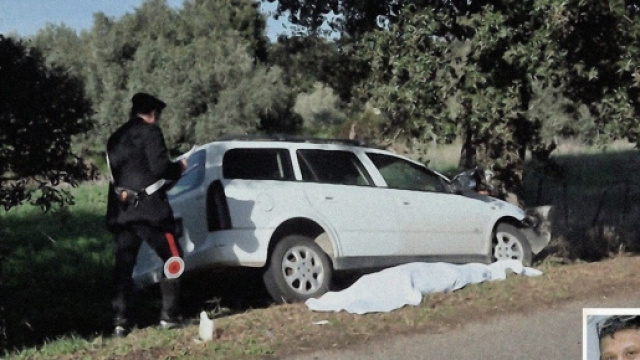L'auto ha colpito in pieno un'albero secolare e Roberto Cossa, nella foto piccola in basso a destra, &egrave; morto sul colpo.