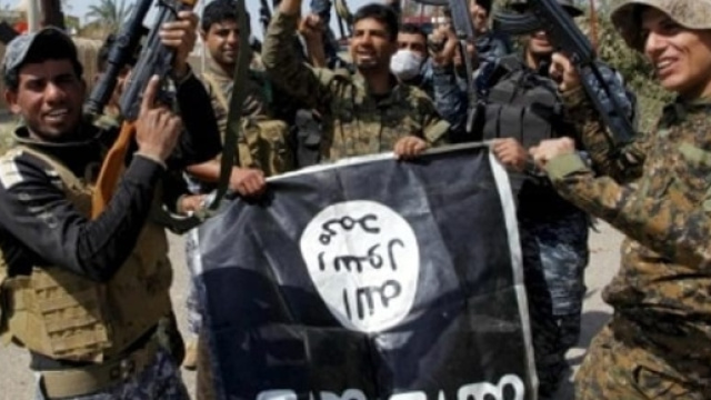 Miliziani dello Stato islamico con la bandiera nera.