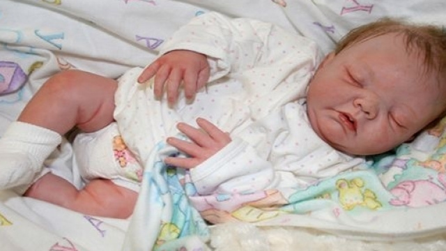 una bambola reborn, sembra un bimbo