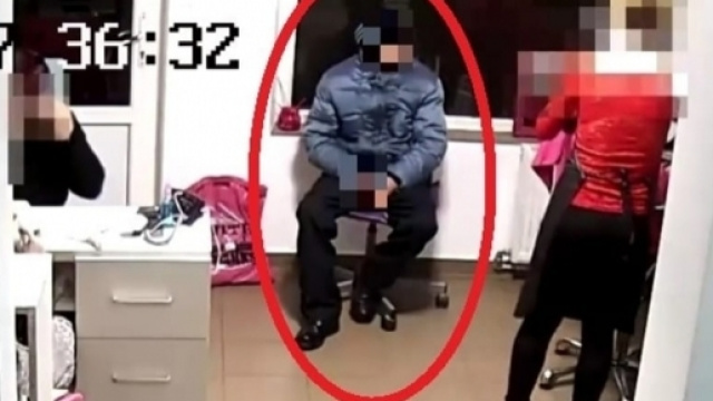 Uomo colto sul fatto nell'esercizio commerciale