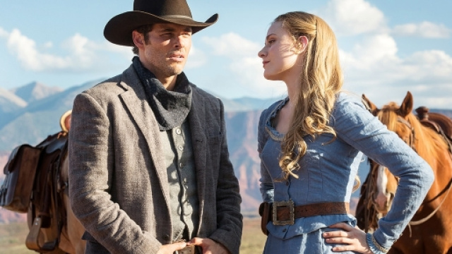 Westworld - Evan Rachel Wood e James Marsden in una scena della serie