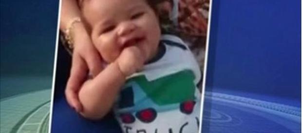 Bebê fica preso dentro do carro por cinco horas e morre Bebê fica preso dentro do carro por cinco horas e morre