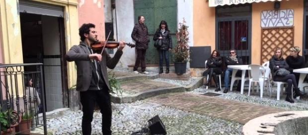 Davide Laura, il violinista di strada che volò alla Scala Davide Laura, il violinista di strada che volò alla Scala