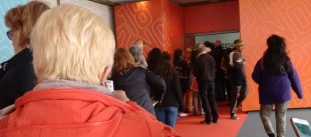 El público a la espera de ingresar a la sala El público a la espera de ingresar a la sala